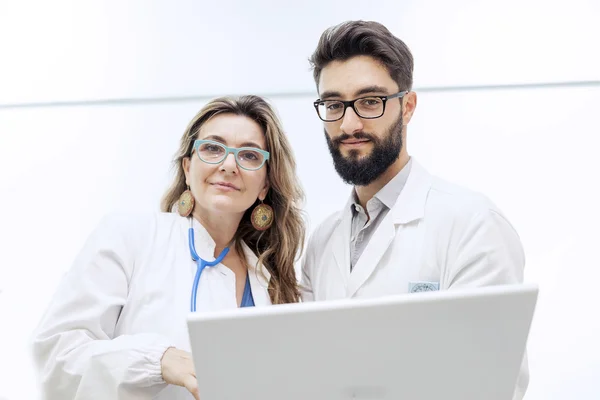 Casal de médicos no hospital — Fotografia de Stock