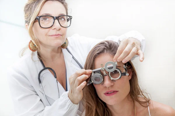 Especialista en oftalmología prueba de lentes nuevas en un paciente con ph — Foto de Stock