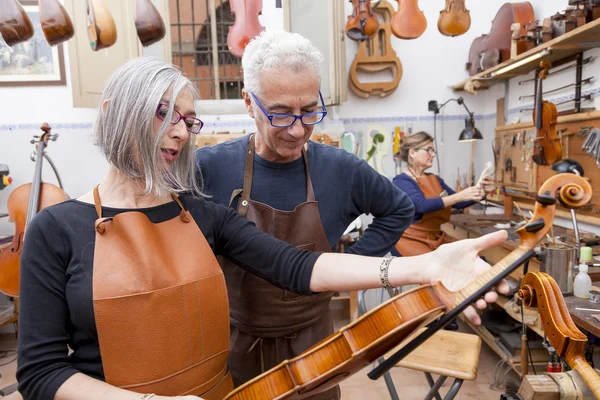 Groupe de luthier mature en pose — Photo