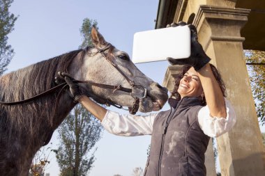 binici kadın ülke yollar için bir selfie atını ile alır