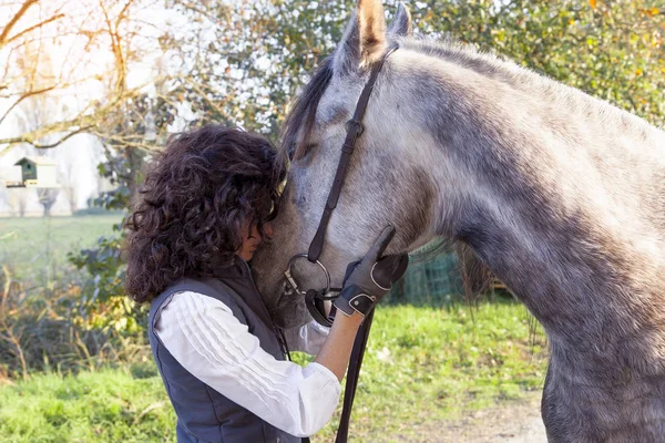 Caballista monta su caballo a los caminos del campo en otoño —  Fotos de Stock