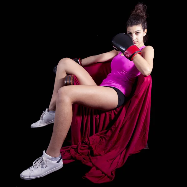 Aantrekkelijk meisje met bokshandschoenen in ontspannen houding — Stockfoto