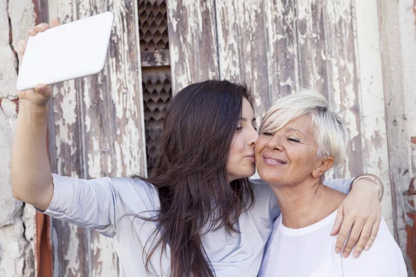 Matka i córka dorosły Weź selfie na świeżym powietrzu — Zdjęcie stockowe