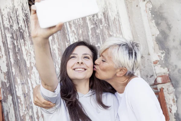 Anne ve yetişkin kızı selfie açık havada al
