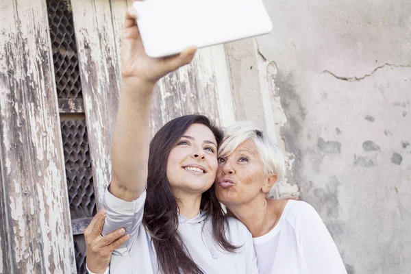 Matka i córka dorosły Weź selfie na świeżym powietrzu — Zdjęcie stockowe