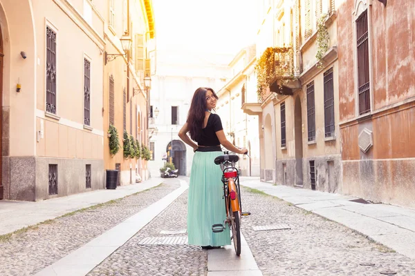 Młoda dziewczyna zamienia się z roweru na ulicach miasta — Zdjęcie stockowe