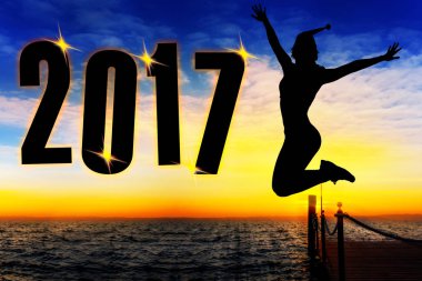 genç kadın atlama yeni yıl 2017 silüeti kutlamak için