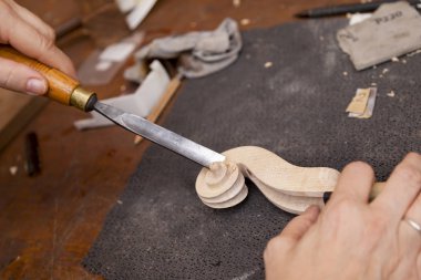 onun laboratuvar boynundan oyma ustası keman yapımcısı