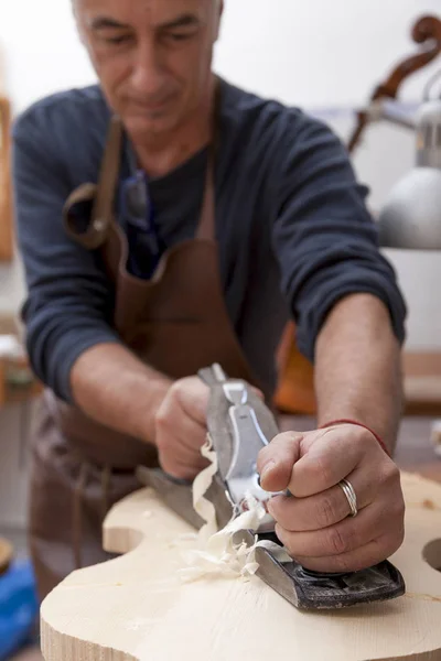 Artisan lutemaker working a violin in his workshop — Stock Photo, Image