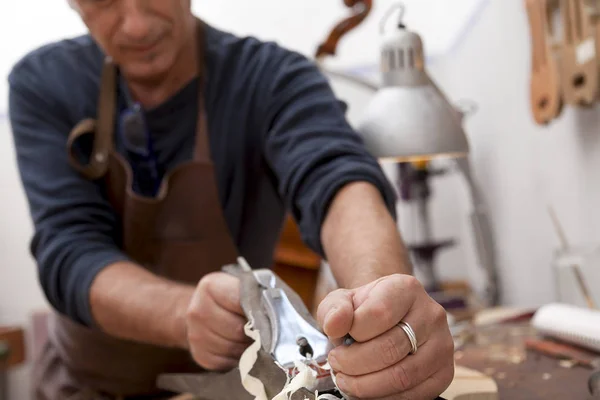 Artisan lutemaker arbetar en fiol i sin verkstad — Stockfoto