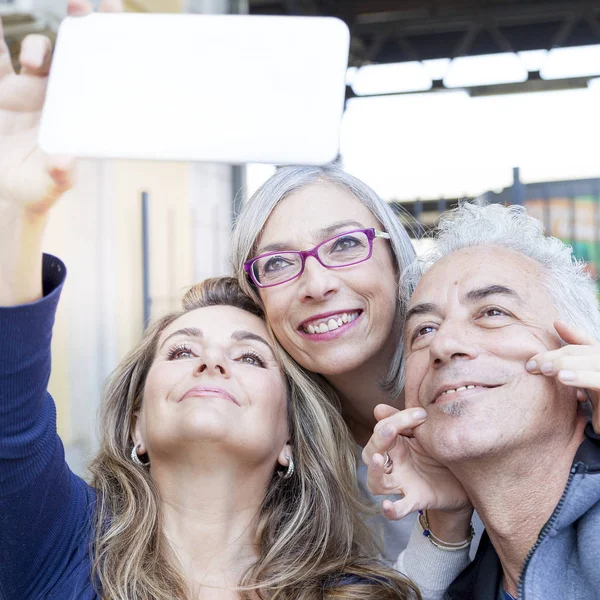 待って selfie を取って美しい成熟した人々 のグループ、 — ストック写真