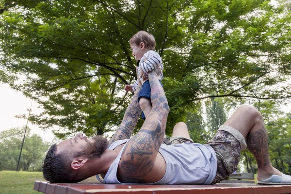 dövmeli baba oğlu Park ile eğlenin