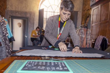 terzi kumaş onun atölyesinde kesiyor