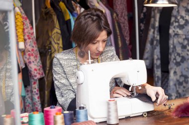 Genç terzi dikiş makinesi ile çalışma