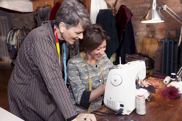 terzi çift dikiş makinesi ile çalışma