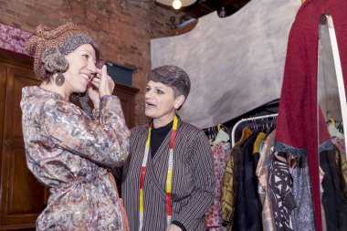 terzi bir elbise modeli onun atölyesinde çalışırken