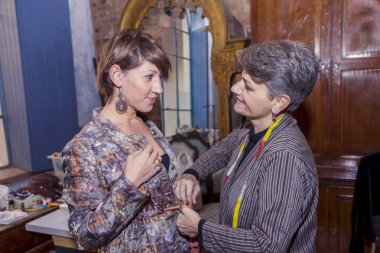 terzi bir elbise modeli onun atölyesinde çalışırken