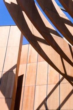 Mavi gökyüzü karşı Rus Ahşap yapı detay