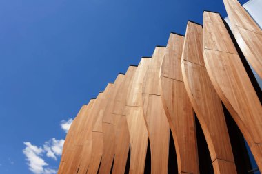Mavi gökyüzü karşı Rus Ahşap yapı detay
