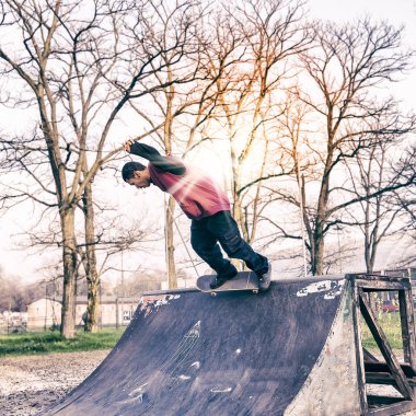 Genç kaykaycı açık bir rampa üzerinde atlama