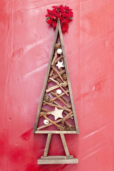 Árbol de Navidad de madera bricolaje sobre un fondo rojo — Foto de Stock