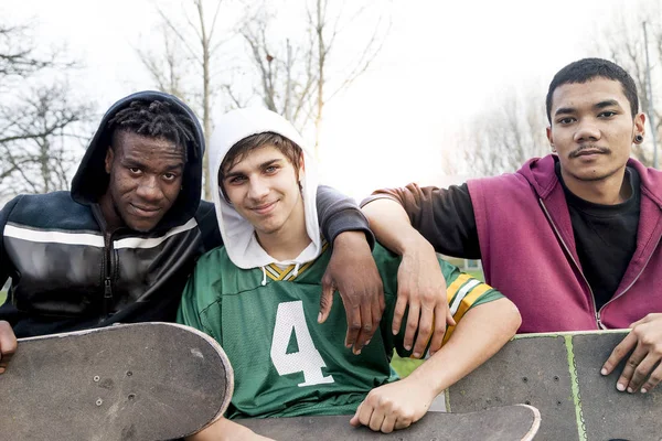 Grup genç yetişkin kaykay ile bir rampa üzerinde oturan — Stok fotoğraf
