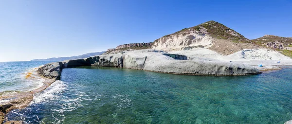 Όμορφη φυσική πισίνα λαξευμένα στο βράχο στη δυτική ακτή της — Φωτογραφία Αρχείου