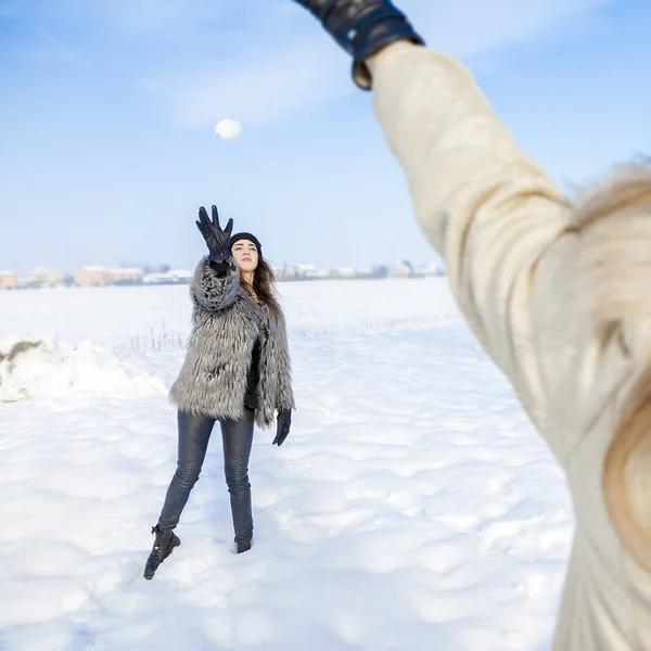Mamma och dotter spela att dra snön i landet — Stockfoto