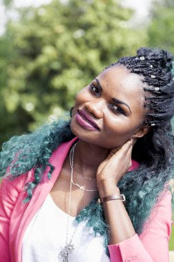 Genç Afro-Amerikan kız açık havada portresi