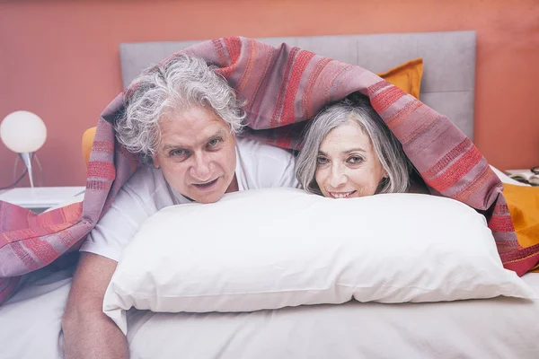 Erwachsenes Paar entspannt im Bett zu Hause — Stockfoto