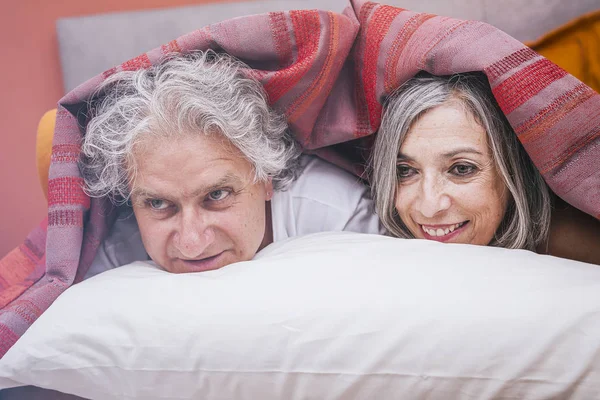 Erwachsenes Paar entspannt im Bett zu Hause — Stockfoto