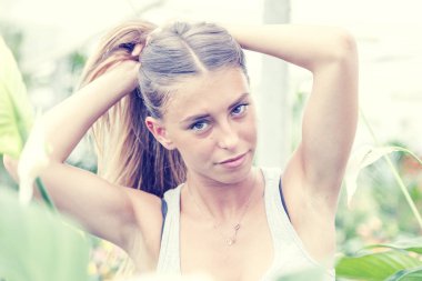 retrato de uma jovem mulher bonita sobre fundo verde
