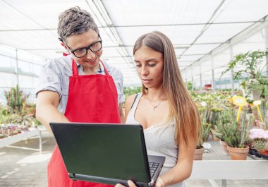 Genç çift çiçek satıcıları terfi ettirmek senin bilgisayar