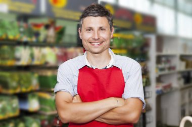 onun dükkanında bahçıvanlar için tohumların gülümseyen satıcı