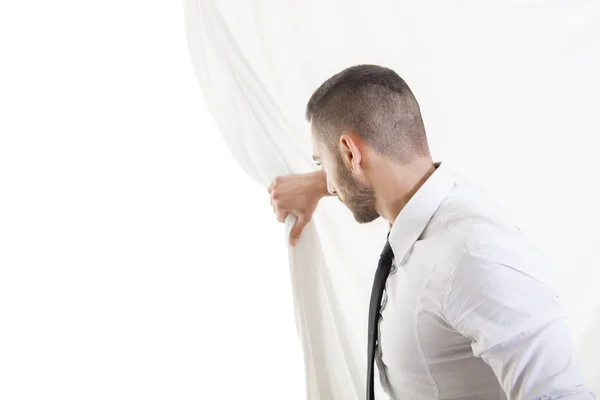 Affärsmannen ser bakom gardinen en tom vägg — Stockfoto