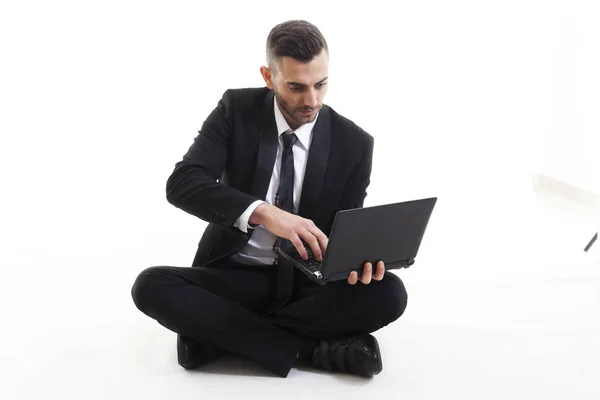 Portrait de jeune homme d'affaires avec ordinateur portable isolé sur le dos blanc — Photo
