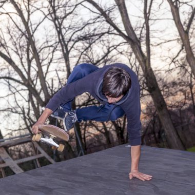 Genç kaykaycı açık bir rampa üzerinde atlama