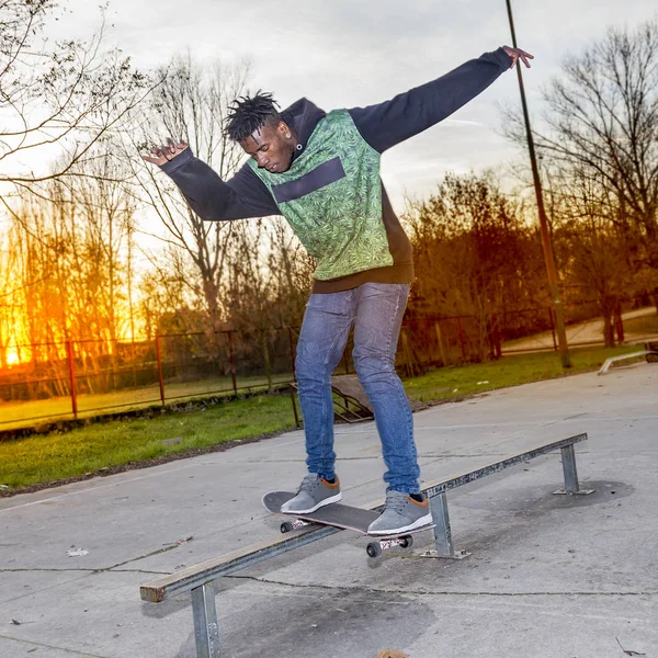 Unga skateboardåkare hoppa på en ramp utomhus — Stockfoto