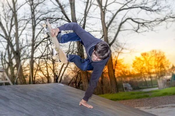 Νέοι skateboarder άλματα σε εξωτερική ράμπα — Φωτογραφία Αρχείου