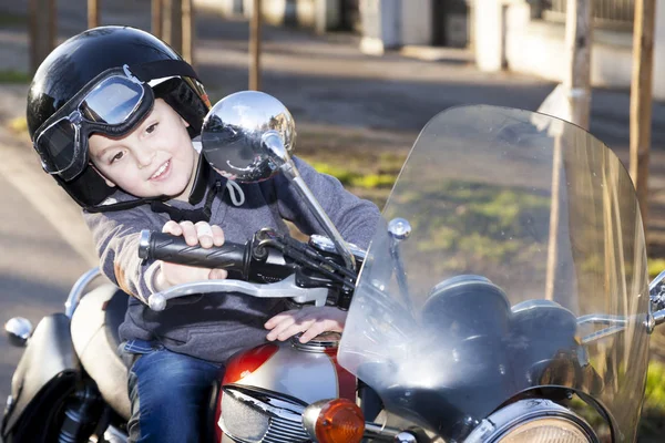 Retrato um pequeno motociclista na estrada com motocicleta — Fotografia de Stock