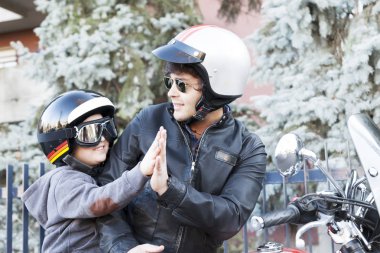 Baba ve oğul motosikletçiler çak