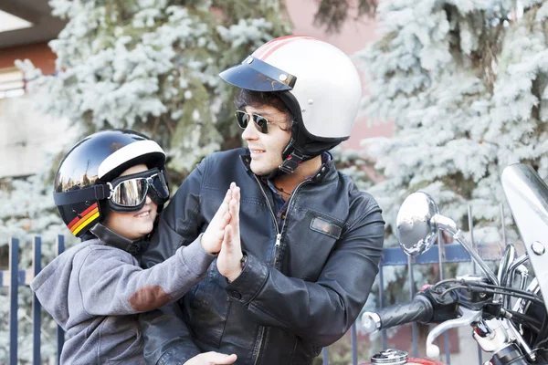 Baba ve oğul motosikletçiler çak