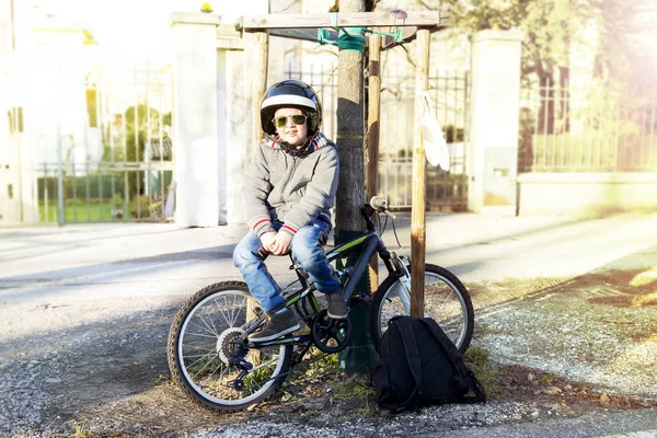 Retrato de um jovem ciclista pronto para ir — Fotografia de Stock