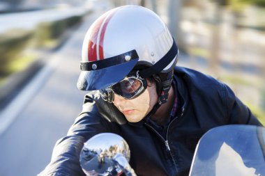 Genç motorcu onun motosiklet binme portresi