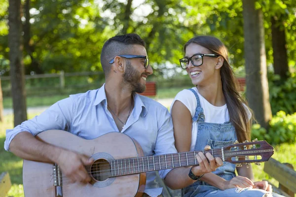 Νεαρό ζευγάρι στην αγάπη παίρνει μια αυτοπορτρέτα ενώ παίζει κιθάρα — Φωτογραφία Αρχείου