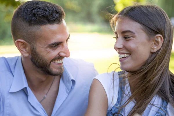 Belo casal de jovens adultos relaxando no parque — Fotografia de Stock