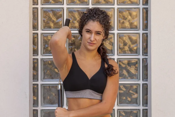 Молодая спортсменка делает гимнастические упражнения — стоковое фото