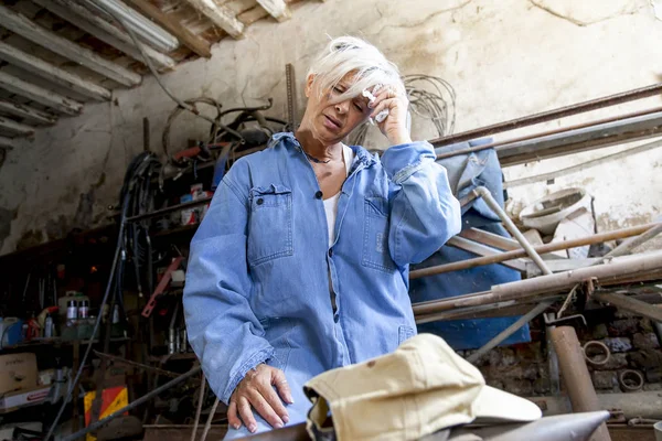 Belle dame au travail dans son ancien atelier — Photo