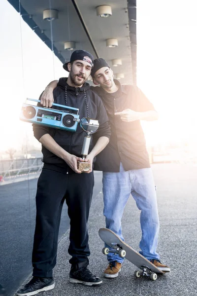 Felici giovani ragazzi celebrano il loro primo posto in uno skateboarder c — Foto Stock