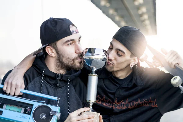 Felici giovani ragazzi celebrano il loro primo posto in uno skateboarder c — Foto Stock